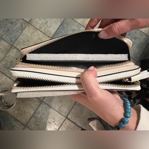 Kate Spade Large Carryall Wristlet - Picture 3 of 8